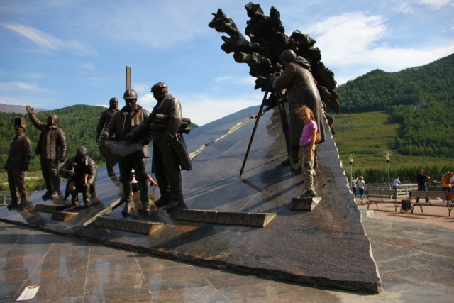 Памятник строителям ГЭС